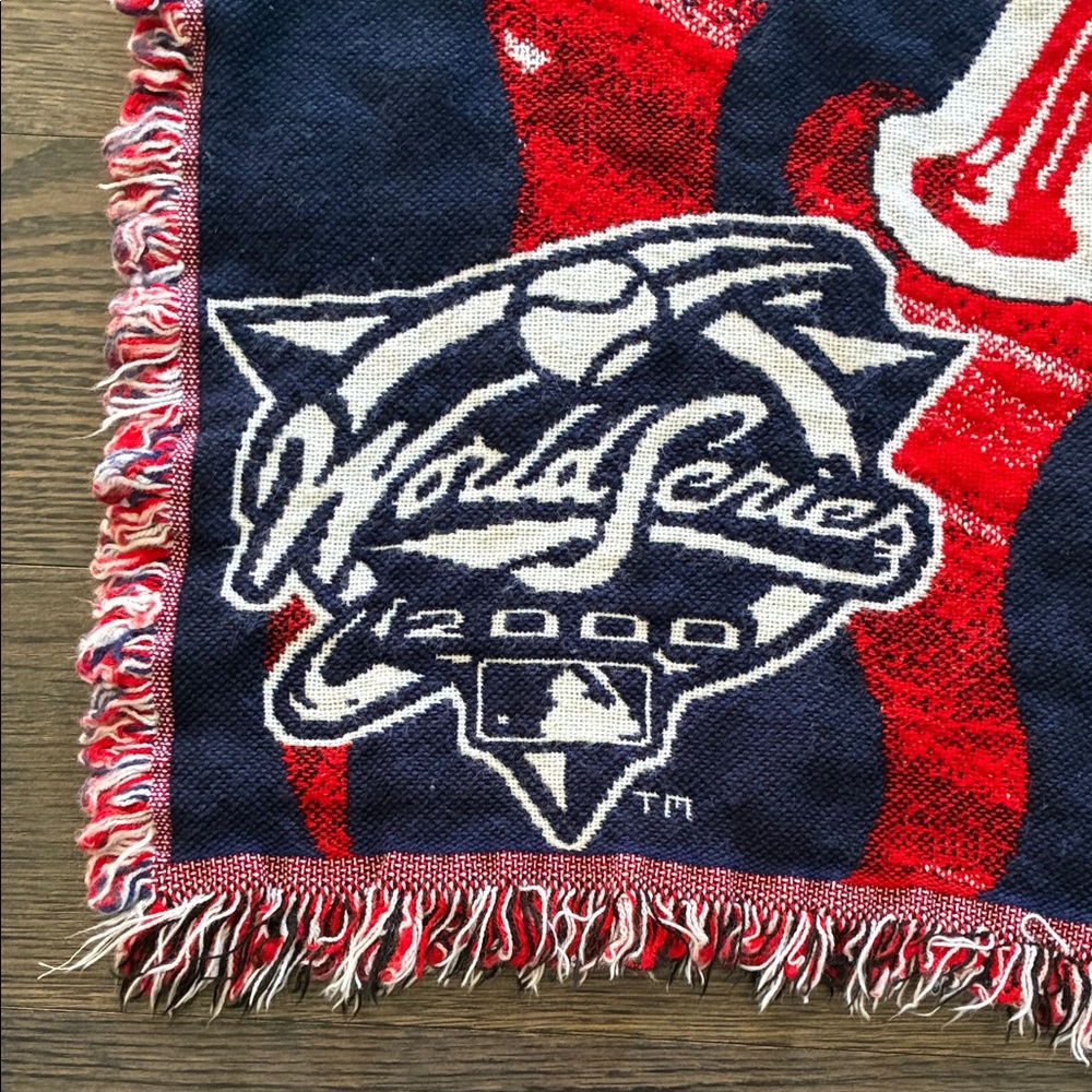 New York Yankees World Champions 2000 Red & Navy Throw Blanket - Picture 2 of 4